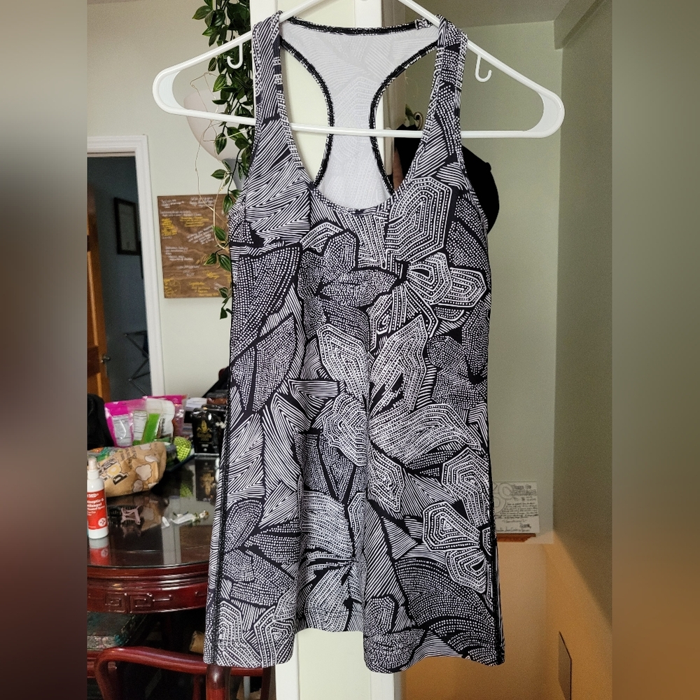 Lululemon yoga top size 4